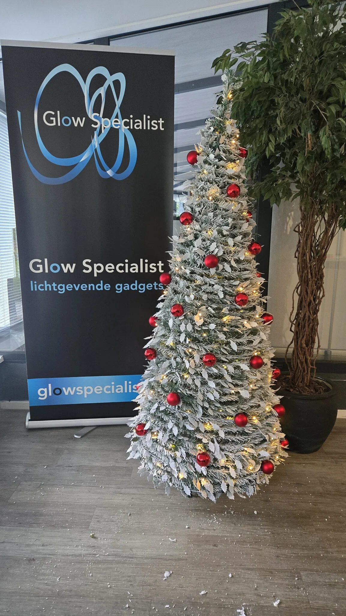 Pop-up Christmas tree 180 cm – 150 warm white LEDs – 36 red baubles – snow – 8 functions