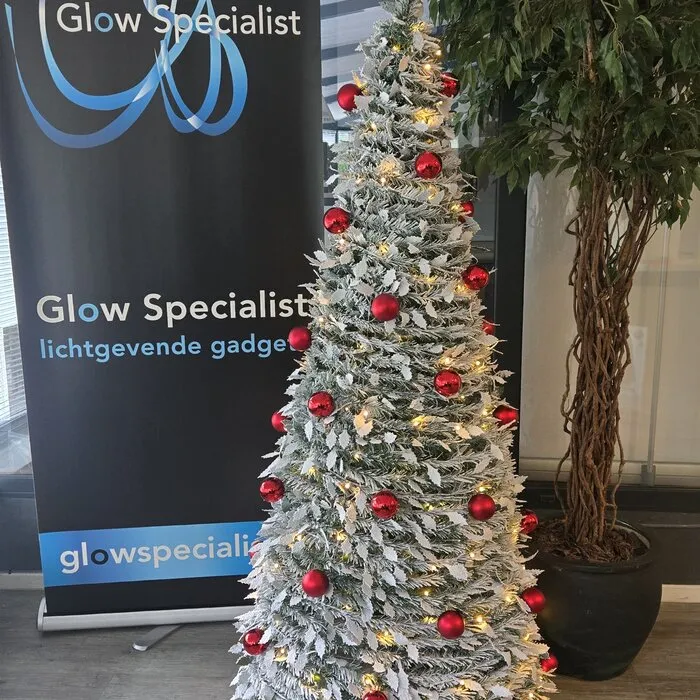 Pop‑up kerstboom 180 cm – 150 warm witte LED’s – 36 rode ballen – sneeuw – 8 functies