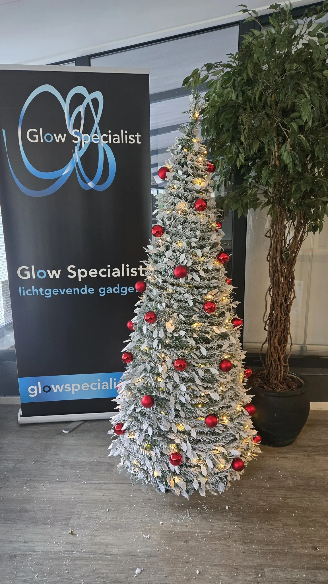 Pop-up Christmas tree 180 cm – 150 warm white LEDs – 36 red baubles – snow – 8 functions