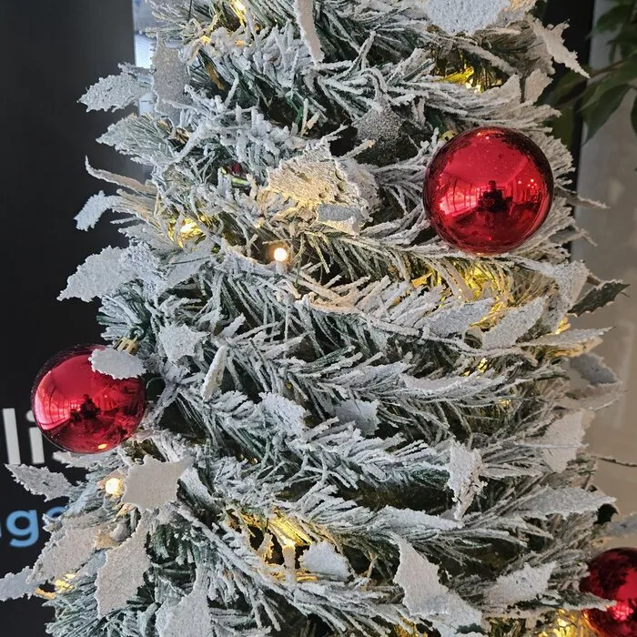 Pop‑up kerstboom 180 cm – 150 warm witte LED’s – 36 rode ballen – sneeuw – 8 functies