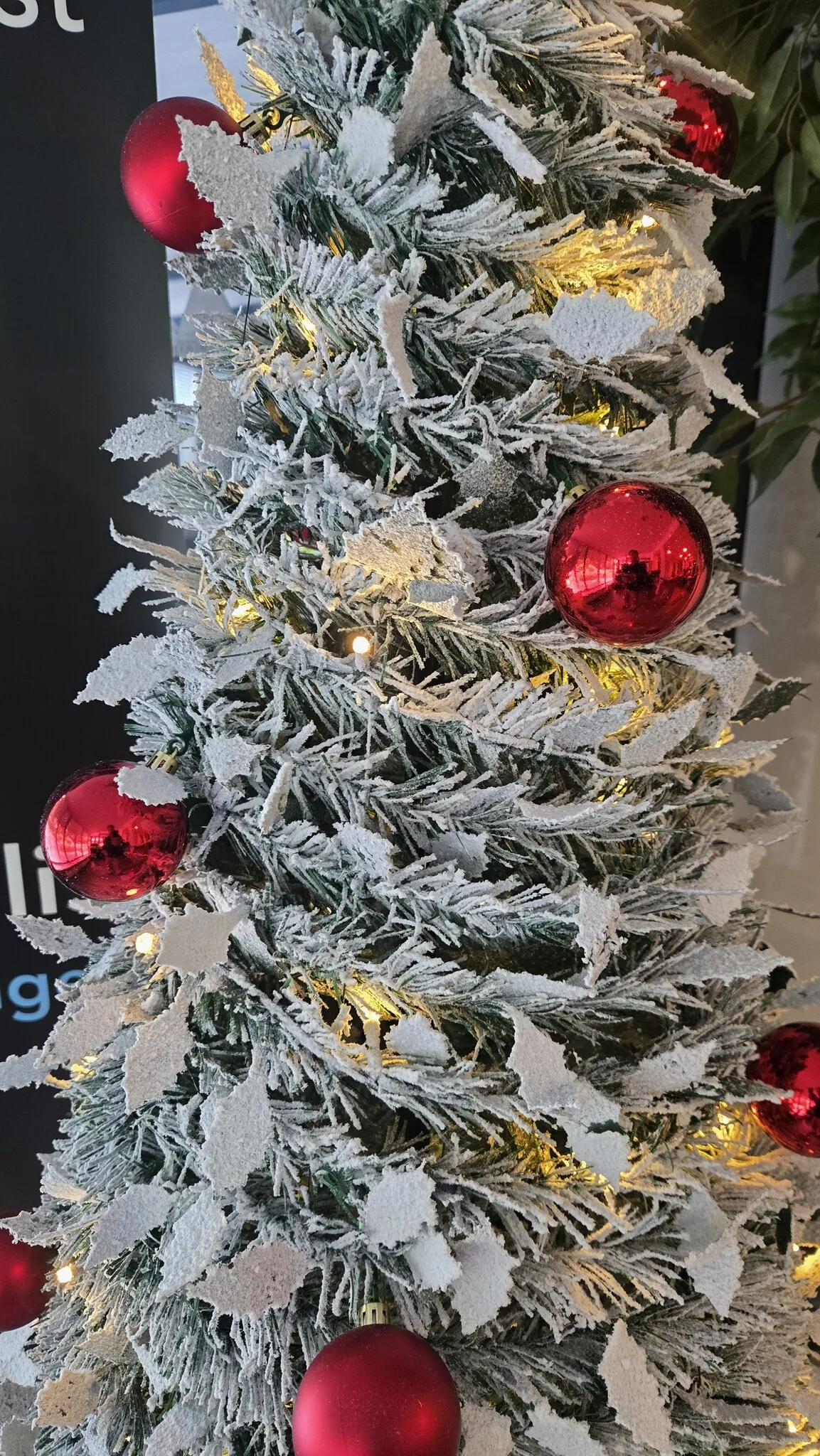 Pop-up Christmas tree 180 cm – 150 warm white LEDs – 36 red baubles – snow – 8 functions
