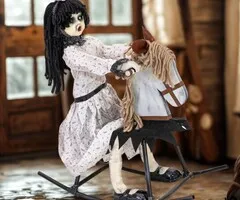 Europalms HALLOWEEN - CREEPY GIRL OP SCHOMMELPAARD - 72 CM