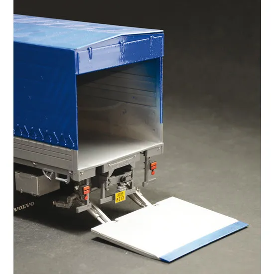 Italeri Volvo F16 Globetrotter Canvas 1:24  # Italeri 3945