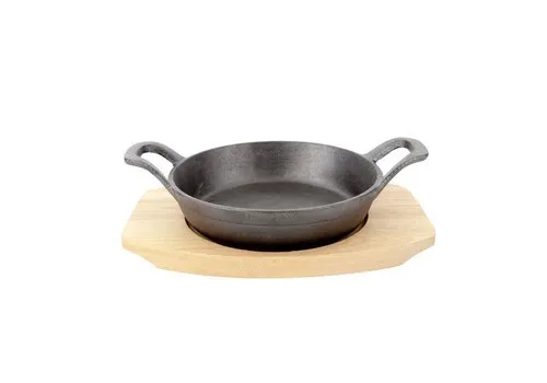 Kitchen Tools Gratinpan gietijzer op houten plank