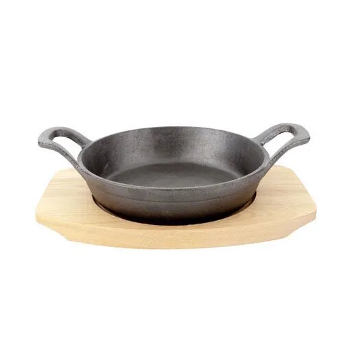 Kitchen Tools Gratinpan gietijzer op houten plank