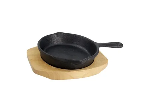 Cast Iron Gietijzeren pannetje op houten serveerplank
