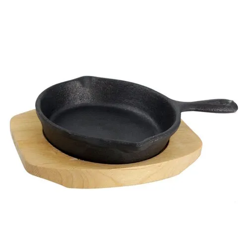 Cast Iron Gietijzeren pannetje op houten serveerplank