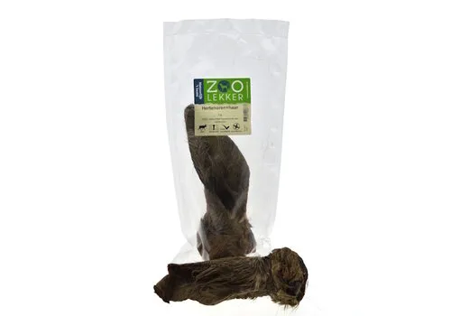 Zoolekker Hertenoor met haar hondensnack