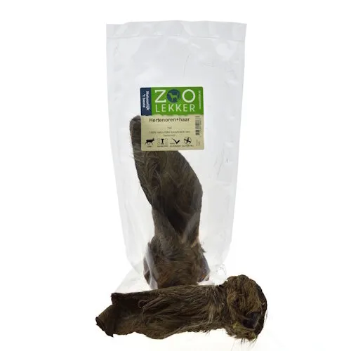Zoolekker Hertenoor met haar hondensnack